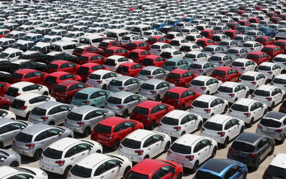 Rânduri de autoturisme parcate în exterior