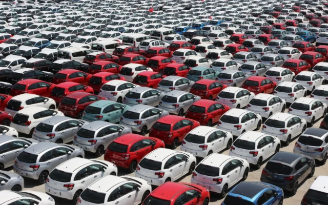 Rânduri de autoturisme parcate în exterior