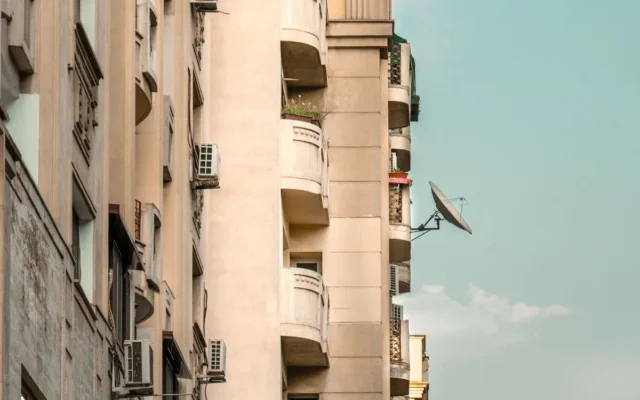 Fațada unui bloc de apartamente din București