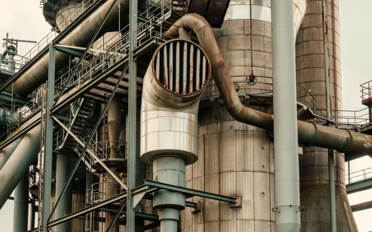 Conducte și structuri metalice într-o instalație industrială