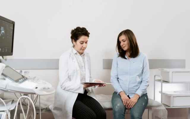 Femeie însărcinată discutând cu un cadru medical