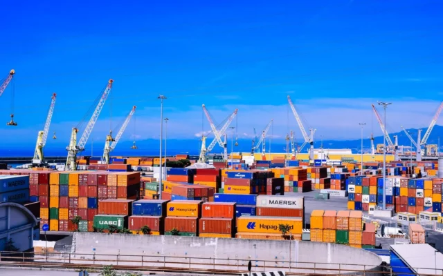 Containere de marfă și macarale portuare