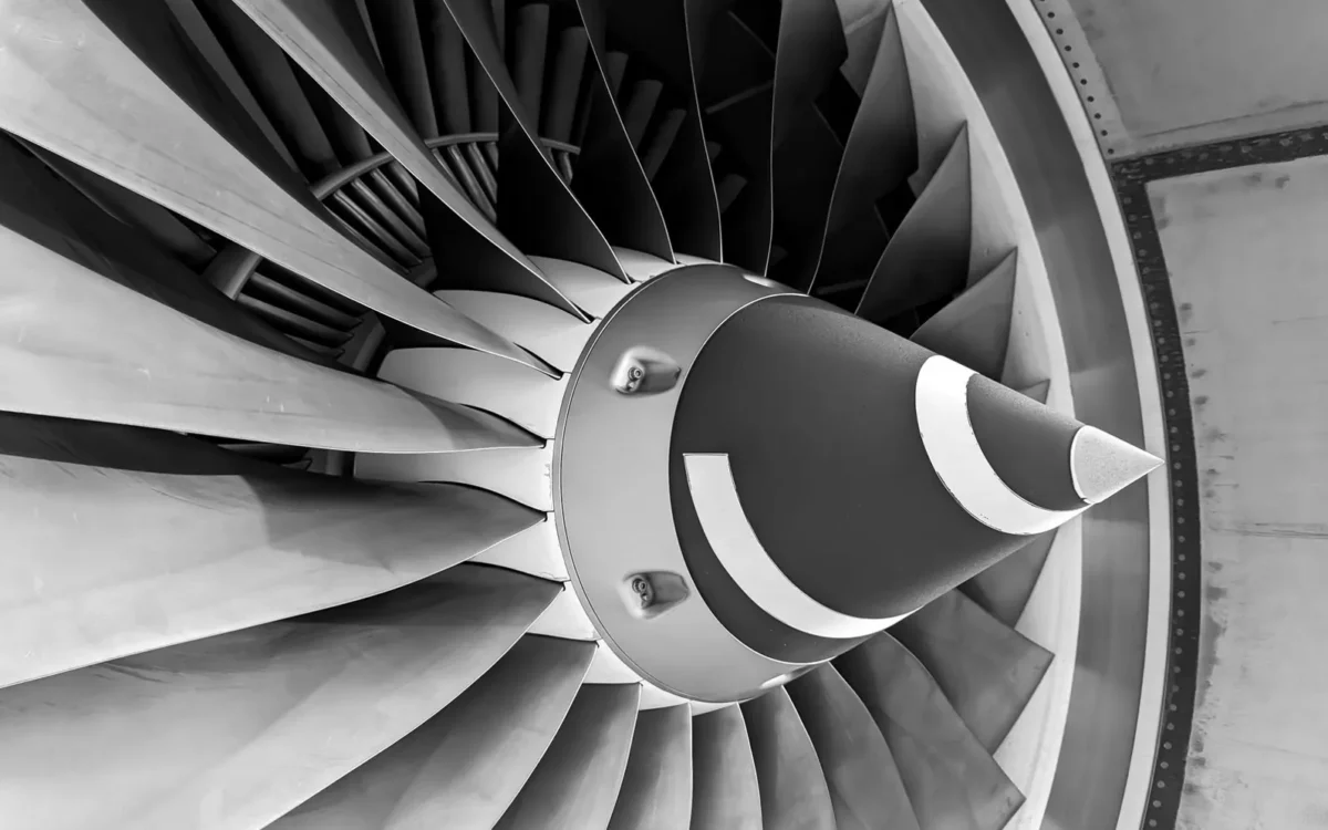 Palete metalice și con central la intrarea unui motor de aeronavă