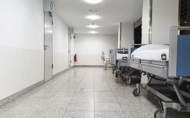Paturi medicale goale într-un coridor de spital