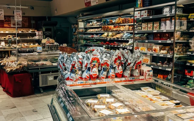 Rafturi cu produse într-un supermarket