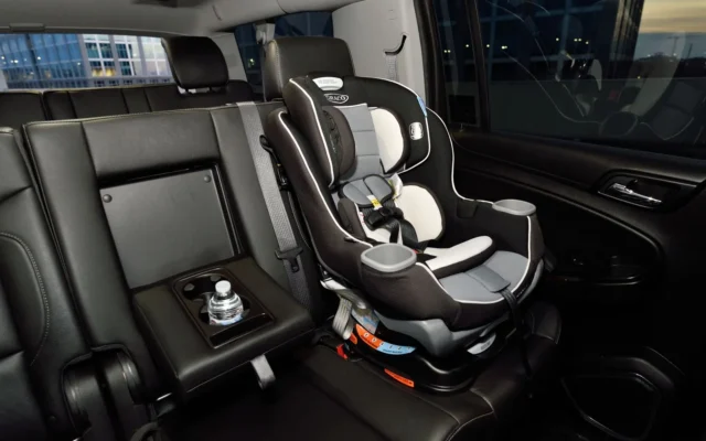 Scaun pentru copil pe bancheta unui autoturism
