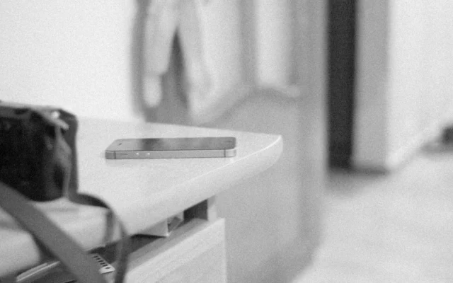 Telefon mobil pe un pervaz, în alb-negru