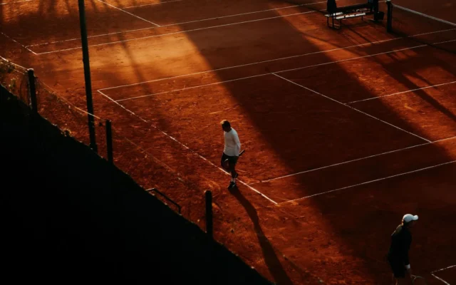 Teren de tenis pe zgură văzut de sus