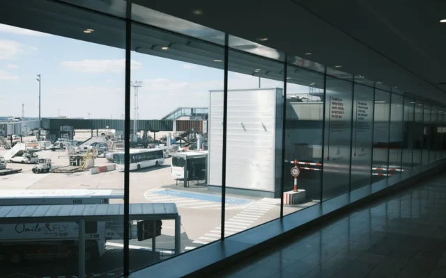 Terminal de aeroport cu vedere spre avioane
