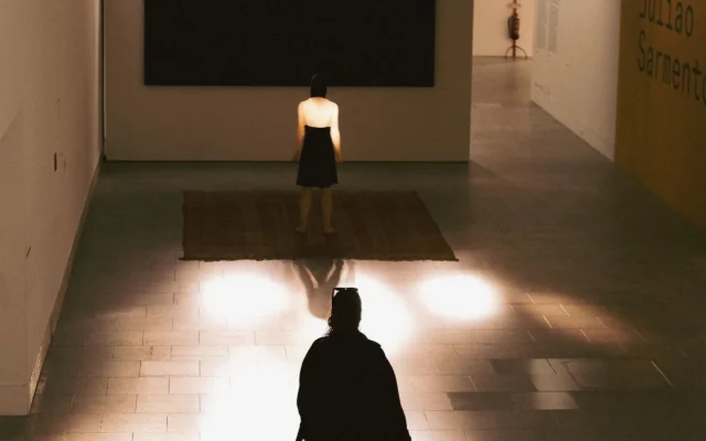 Două vizitatoare într-o galerie de artă