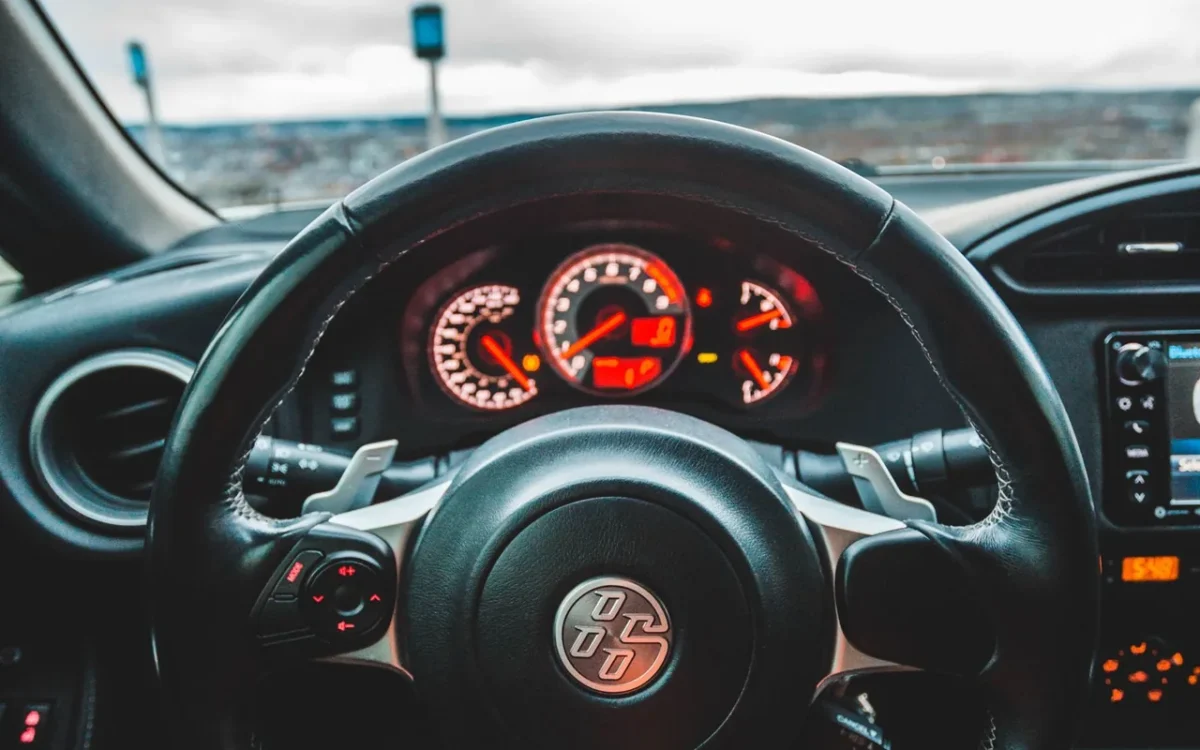Volan și instrumente de bord fotografiate din interiorul unui autoturism.